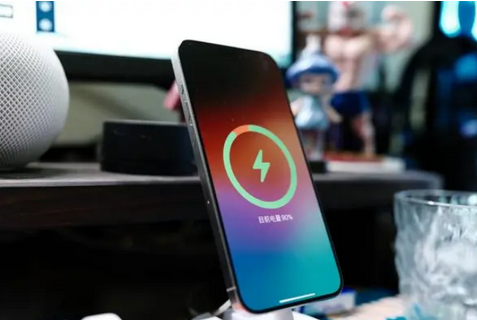 钦州苹果15换屏服务分享用什么充电器给iPhone15充电更好 